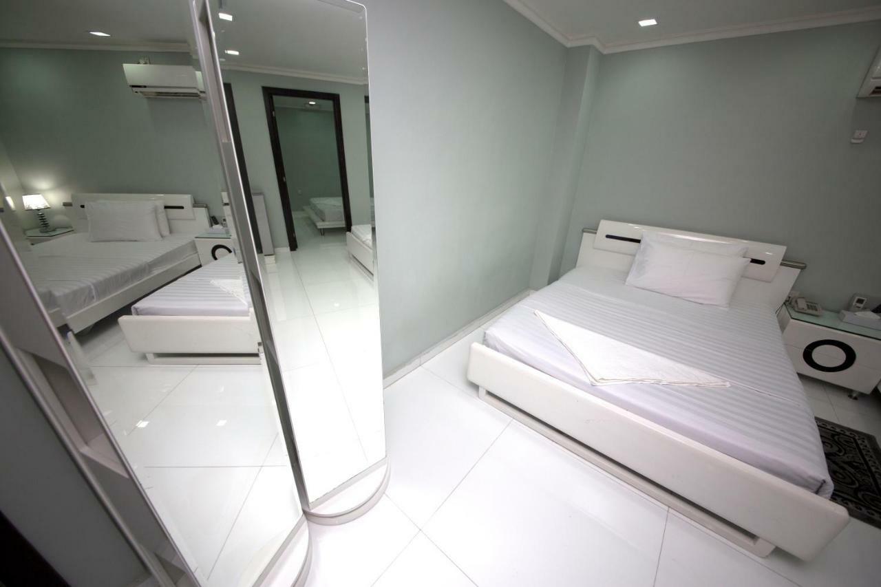 White Fort Hotel Дубай Екстериор снимка